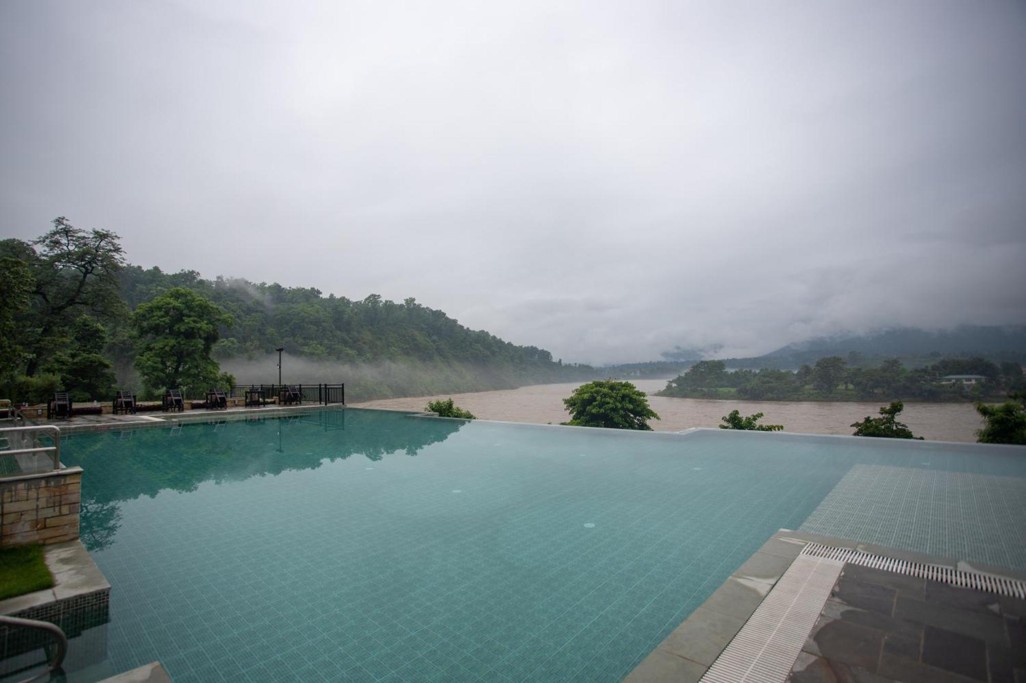 Regenta Resort & Spa By Riverside, Chitwan Buitenkant foto