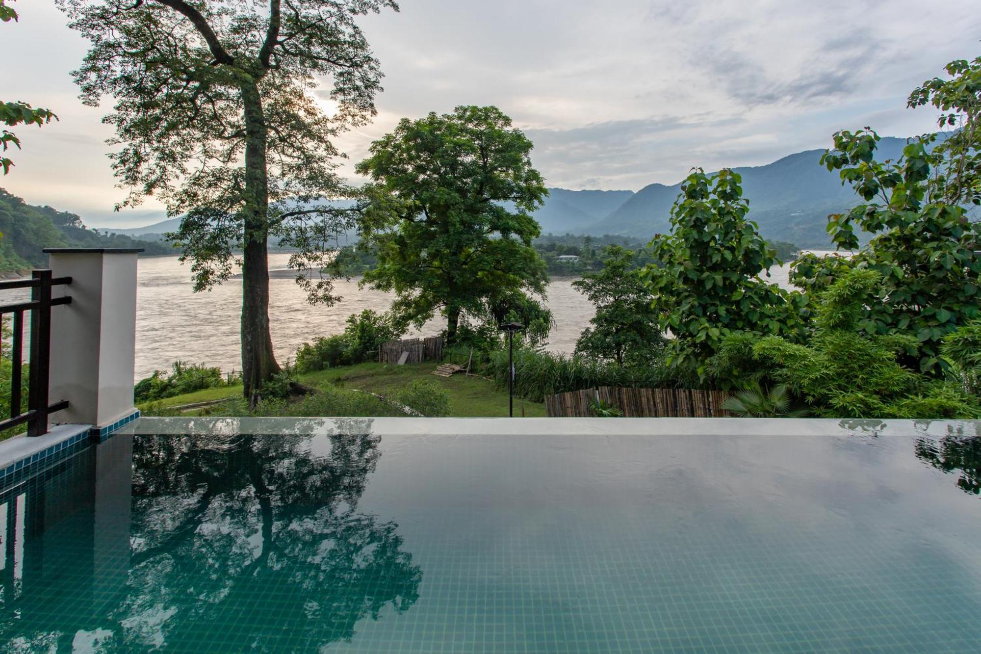 Regenta Resort & Spa By Riverside, Chitwan Buitenkant foto