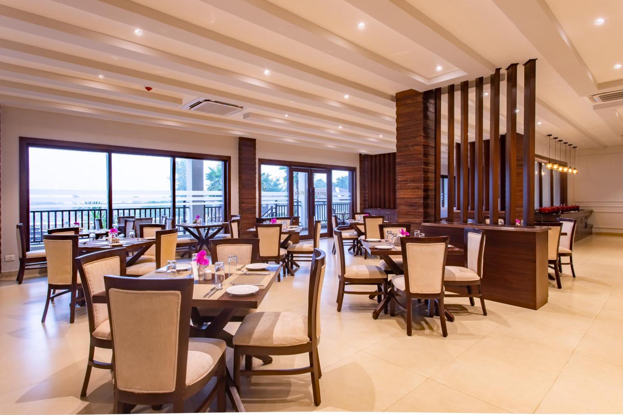 Regenta Resort & Spa By Riverside, Chitwan Buitenkant foto
